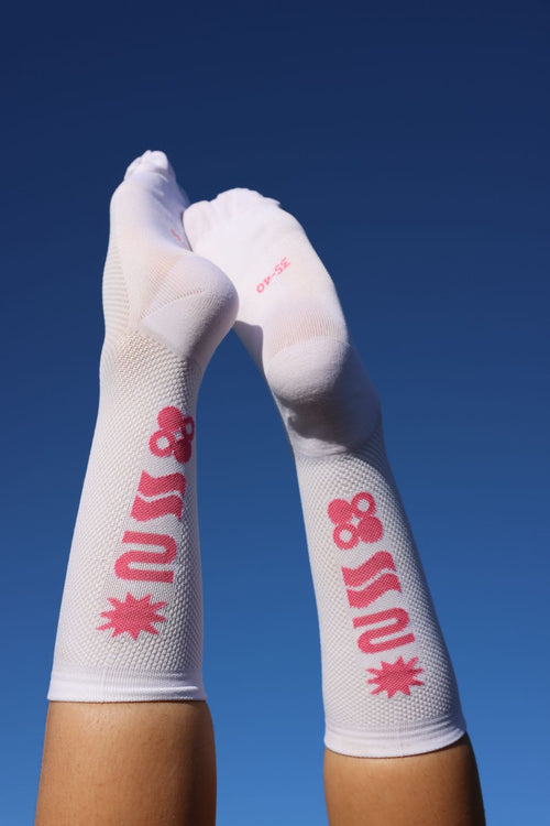 Chaussettes ProTeam Tempête cycling pour femme roses et blanches.