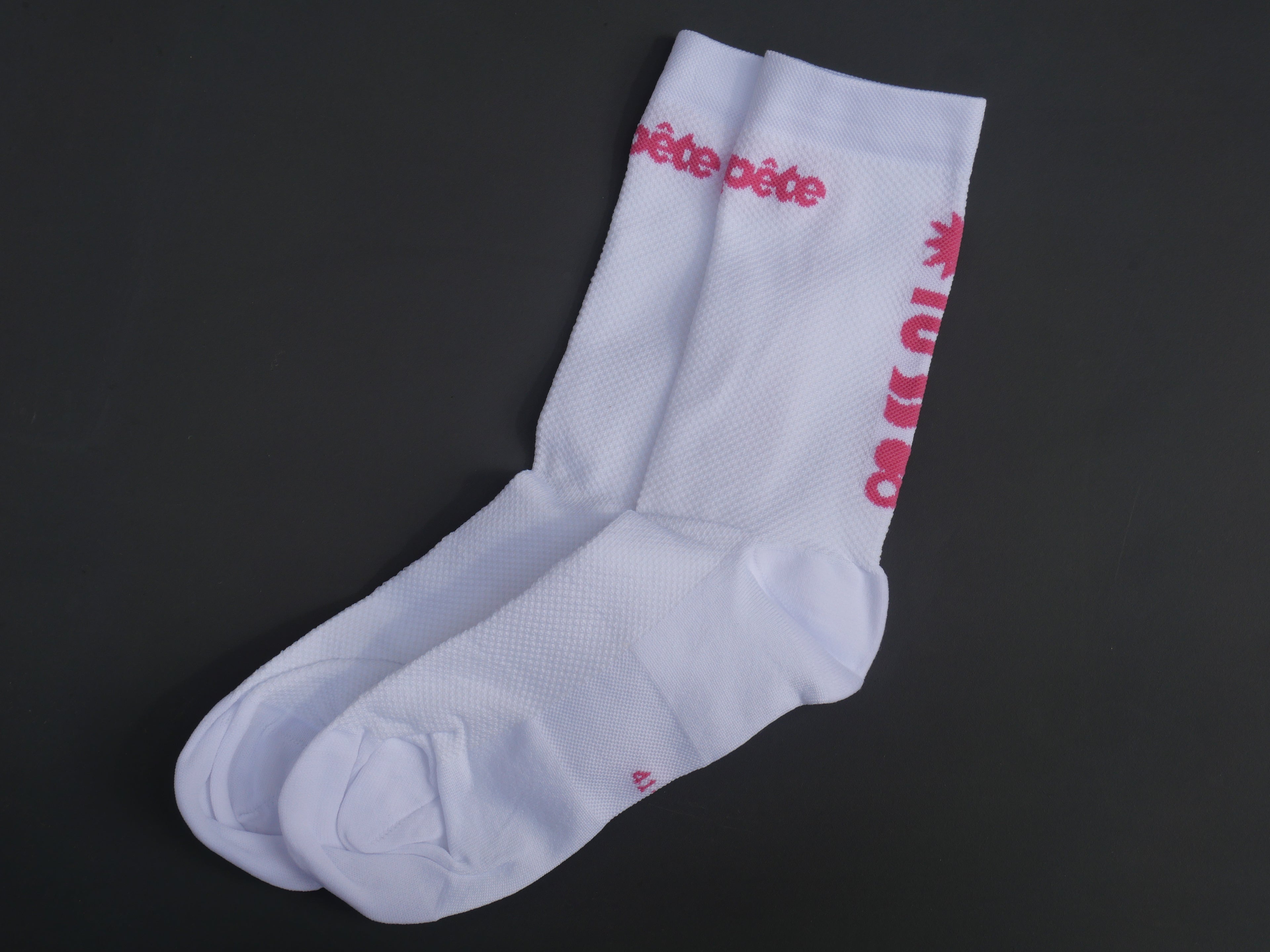 Chaussettes ProTeam Tempête cycling pour femme roses et blanches à plat. 