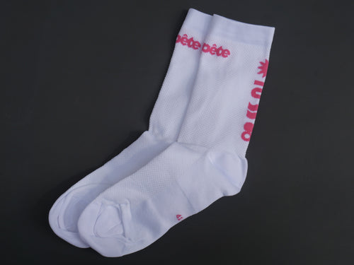 Chaussettes ProTeam Tempête cycling pour femme roses et blanches à plat. 