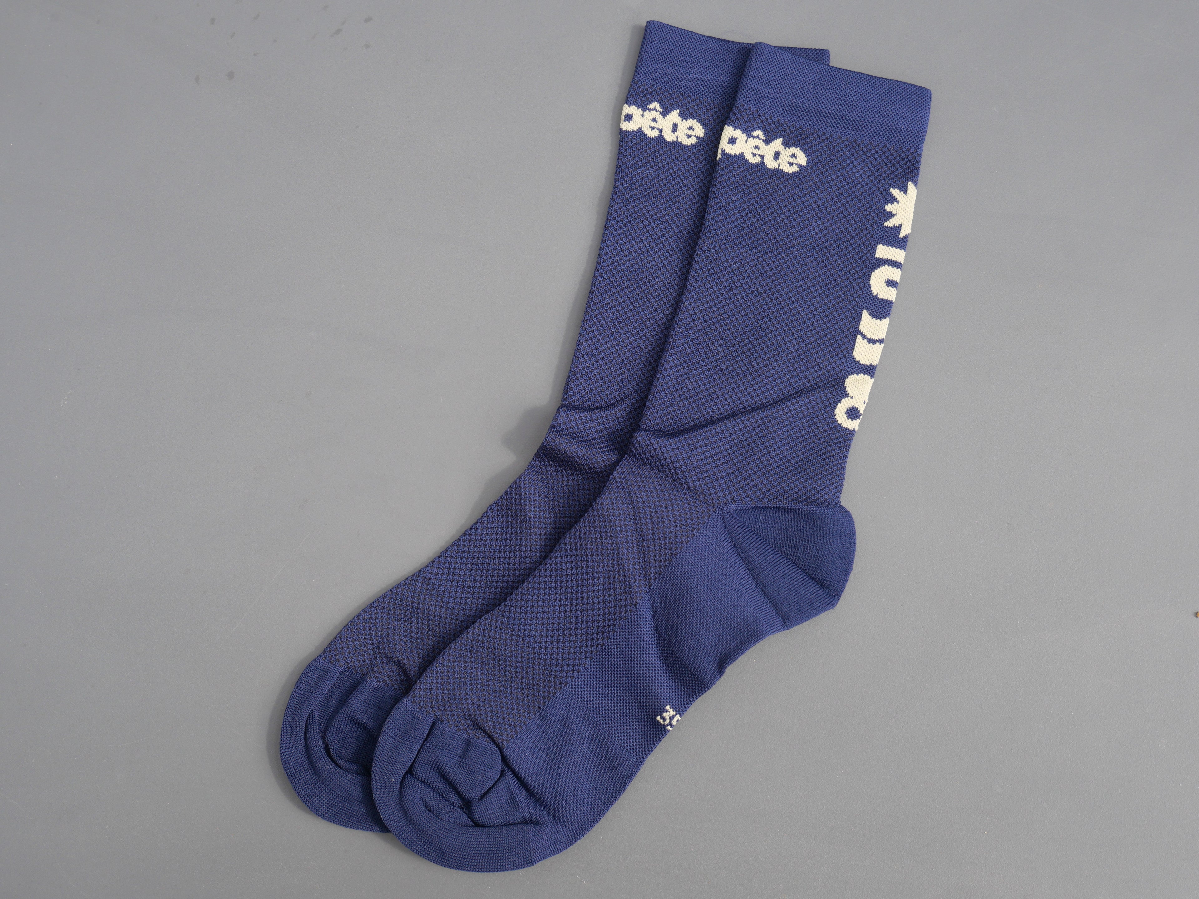 Chaussettes ProTeam Tempête cycling pour homme bleu et beige à plat. 